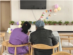 當(dāng)你老到忘了世界，我該拿什么來(lái)愛(ài)你